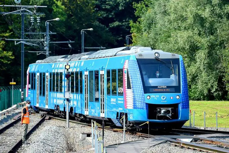 Trem hibrido Hybari desenvolvido pela JR East em parceria com a Toyota Motor Corp e a Hitachi Ltd