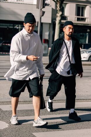 Homens andando usando a nova tendência do Japão de moda atlé