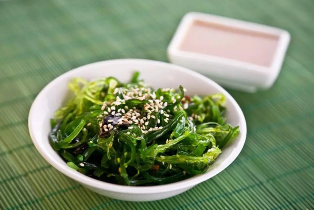 Receita de salada de wakame tradicional japonesa