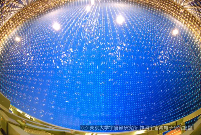 Água ultra pura dentro do tanque superkamiokande no Japão