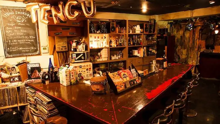 Tengu Shokudo tem disco dance na rua Chazawa-dori