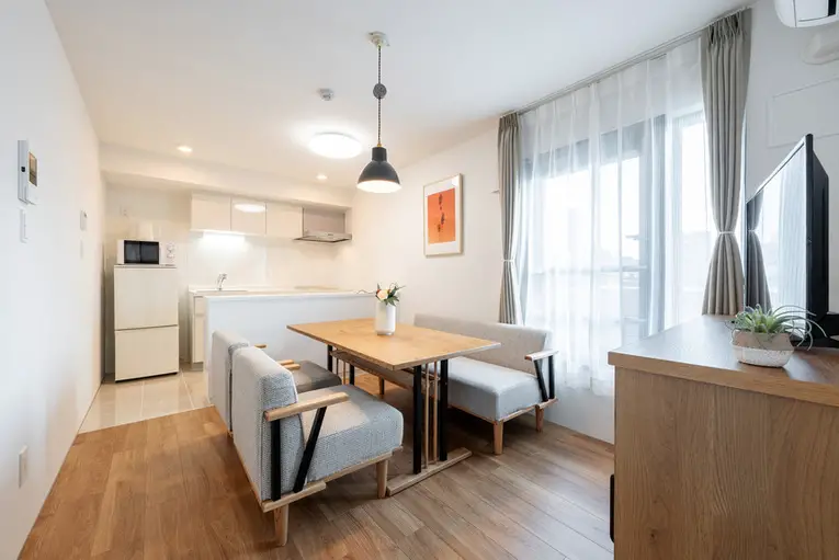 O valor do aluguel de apartamentos individuas foram medidos na faixa de JP¥ 94.694,00 (US$ 630,90). Há apartamentos para solteiros com dois dormitórios e uma pequena cozinha, ou um dormitório, uma pequena sala de estar e de jantar, e uma pequena cozinha (quando há cozinha)