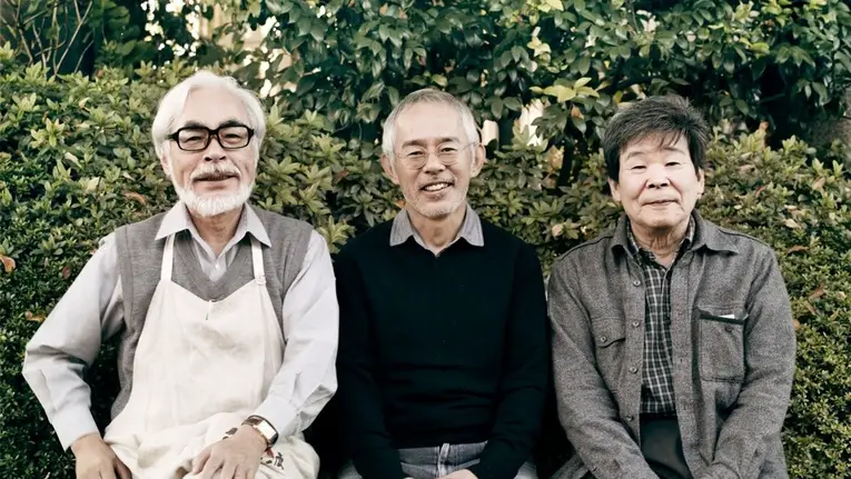 Hayao Miyazaki (esquerda), Toshio Suzuki (centro) e Isao Takahata (direita)