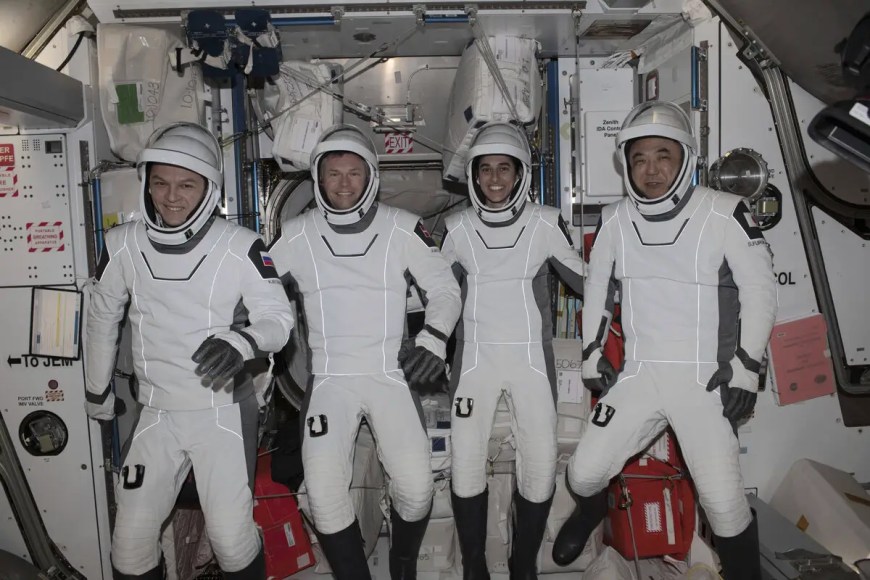 Equipe de 4 astronautas da missão Crew-7 retornam à Terra: Konstantin Borisov (esquerda), Andreas Mogensen (centro esquerda), Jasmin Moghbeli (centro direita) e Satoshi Furukawa (direita)
