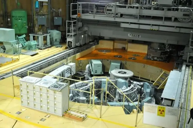 Reator nuclear rápido movido a plutônio, Joyo, foi inaugurado em 1977, mas teve suas operações suspensas em 2007 por falhas nos equipamentos. A expectativa é que ele volte a funcionar em meados do ano fiscal de 2026 e possa produzir Actínio-225 já no ano fiscal de 2026