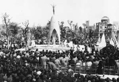 Estátua da criança no parque memorial da paz