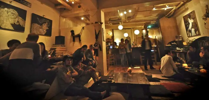 Bar chamado Orbit fica na rua Chawaza-dori, eleita como uma das mais interessantes pela revista Time Out