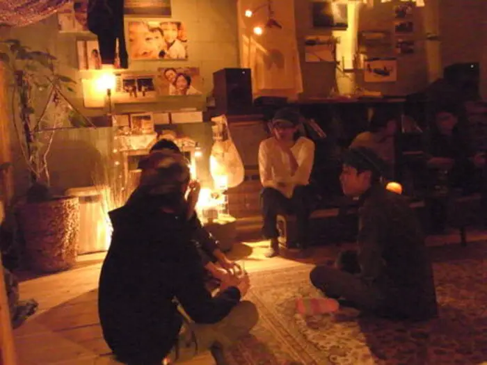 Orbit é local aconchegante para sentar, conversar, ouvir música e tomar drinks na rua Chawaza-dori