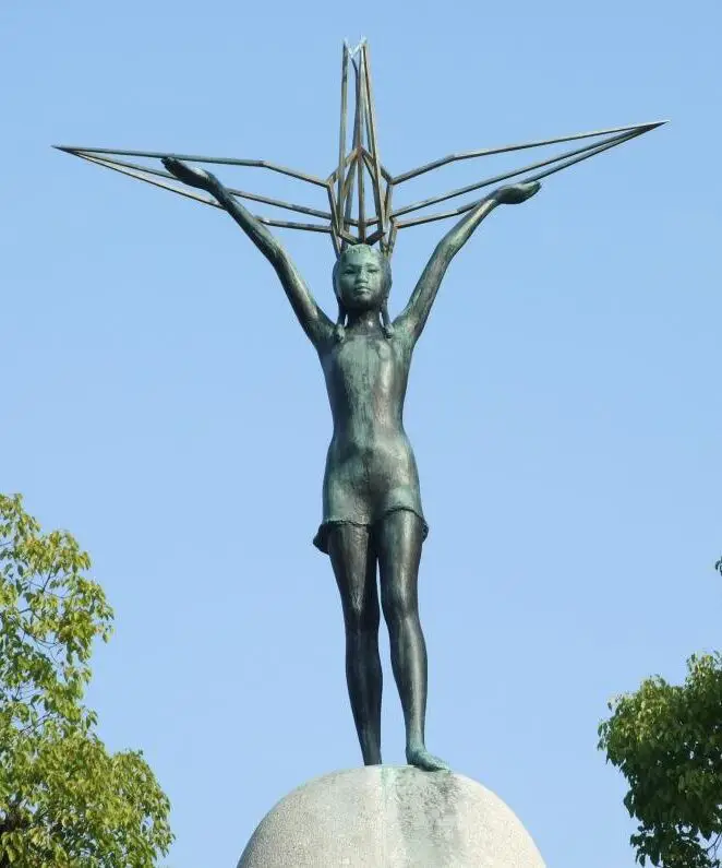 Estátua de criança do topo do Parque Memorial da Paz