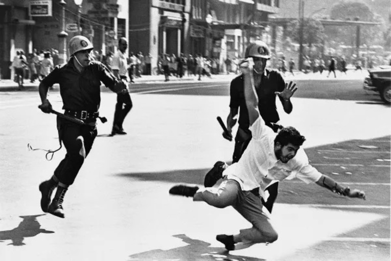 Foto icônico do período de 21 anos da ditadura militar no Brasil iniciada por um golpe civil-militar. Policiais militares perseguem estudante durante protestos contra a ditadura militar no dia 21 de junho de 1968 no dia que ficou conhecido como Sexta-feira Sangrenta
