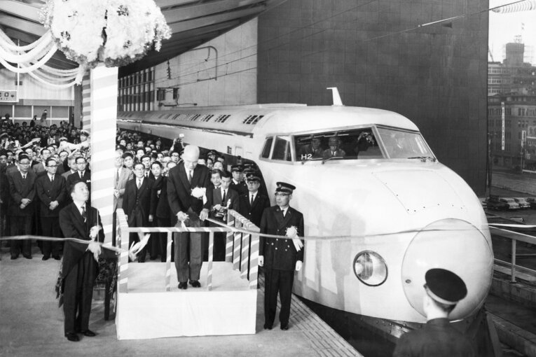 Primeira linha de trem bala do mundo, o Shinkansen foi inaugurado poucos dias antes do início dos Jogos Olímpicos de Tokyo e ligava as cidades de Tokyo, Nagoya, Kyoto e Osaka