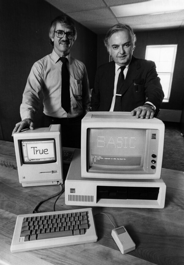 John George Kemeny (direita) e Thomas Eugene Kurtz (esquerda) apresentam ao mundo o primeiro programa de computadores em linguagem BASIC (Beginners' All-purpose Symbolic Instruction Code)