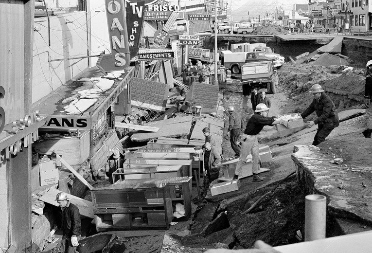 Consequências do terremoto de 9,2 no dia 27 de março de 1964 no Alasca, o segundo terremoto mais forte já registrado pela humanidade