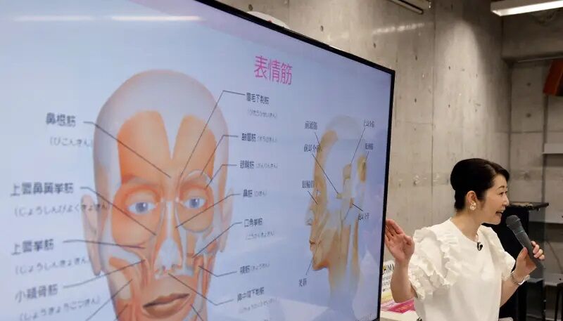 Professora Keiko Kawano tem empresa de educação do sorriso no Japão, ensina sobre músculos faciais