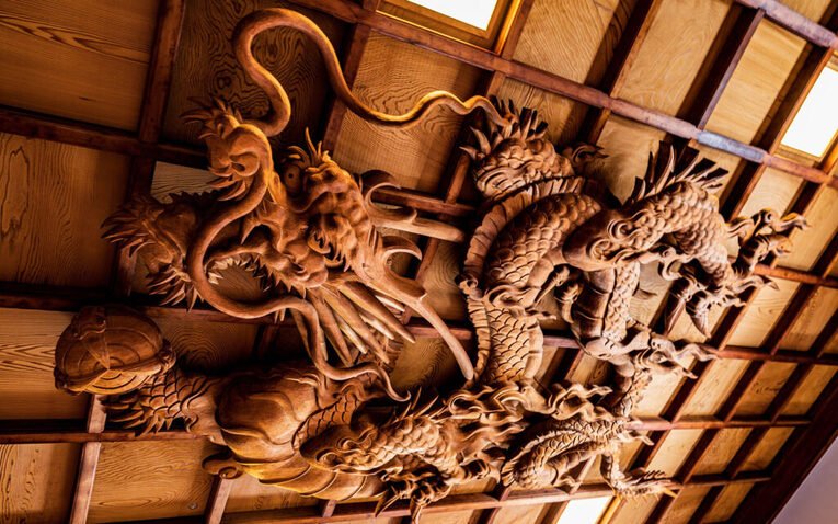 Dragão de madeira no santuário Tatsuki em Okazaki, província e Aichi. As pessoas vão até o santuário procurar pelas bençãos do Dragão para boa fortuna e parto tranquilo