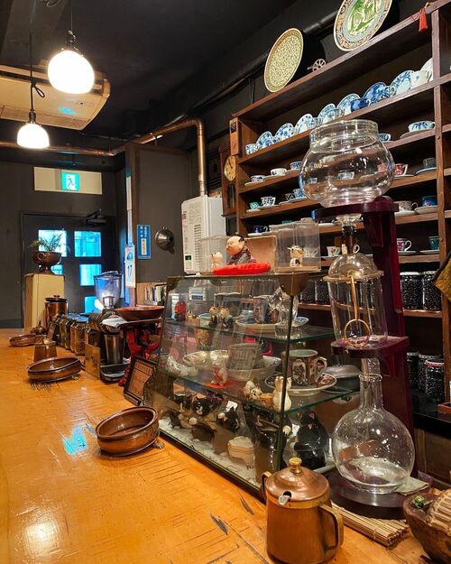 Sifão para coar café é um dos equipamentos vintage comum de kissatens