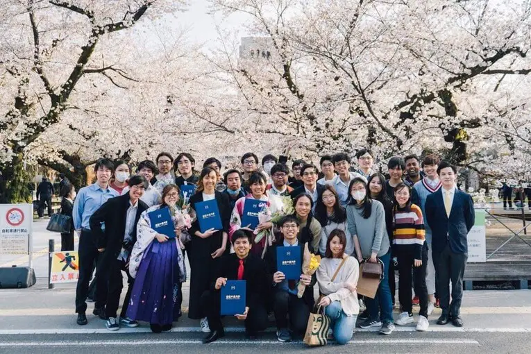 O ano fiscal do Japão termina no fim de março e começa no dia 1º de abril, graduações costumam acontecer durante a temporada das sakuras, o shunto também acontece próximo ao hanami, além de contratações coletivas