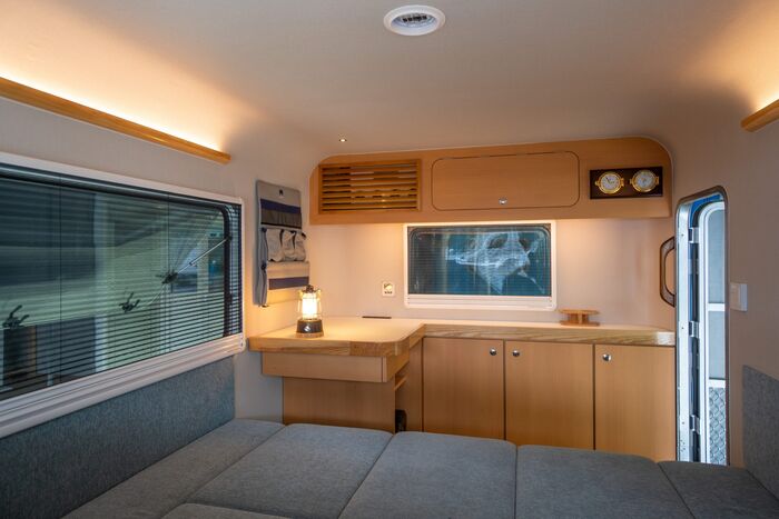 Interior com detalhes em madeira do X Cabin dão um ar confortável