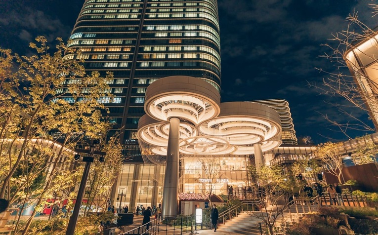 Fachada do ediício Mori JP Tower. Foto por Nightscape Tokyo