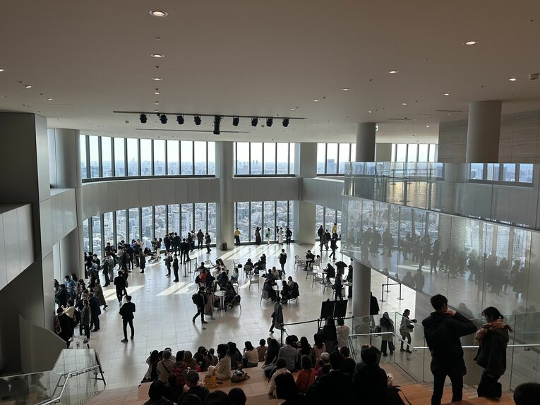 Grand Staircase que além de ligar o 33º andar ao 34º possui uma vista privilegiada para a cidade de Tokyo