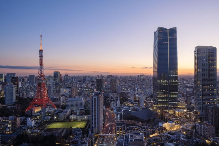 Vista noturna da Mori Jp Tower e Tokyo Tower, ambas no coração da capital japonesa