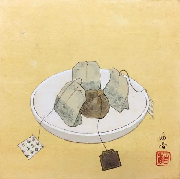 Sacos de chá usados mostra hábito de tomar chá dos japoneses em arte do trivial de Yuka Kasai