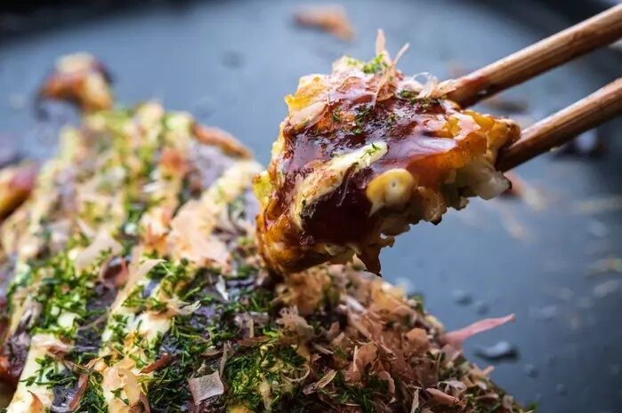 Okonomiyaki de massa fofa e recheio suculento