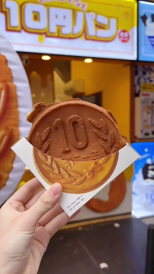 Pão de moeda de dez ienes é preparada na hora em chapa