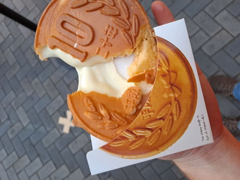 Pão em formato de moeda de dez ienes recheado com queijo é sensação