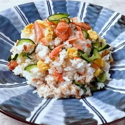 Sushi na tigela chirashi é receita refrescante para calor