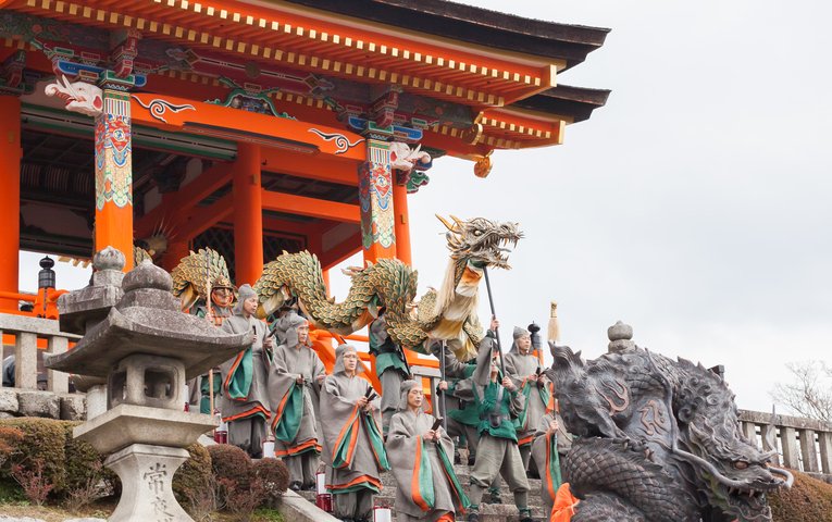 Festival Seiryū-e no templo Kiyomizu-dera no distrito de Higashiyama em Kyoto em homenagem a deidade do Dragão-azul