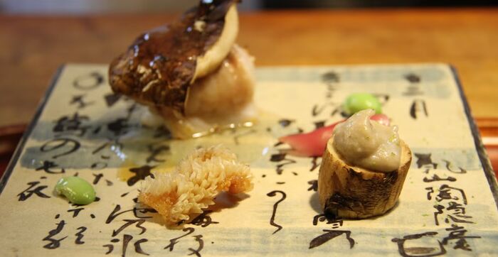 Preparação com cogumelo matsutake do Tempura Matsu