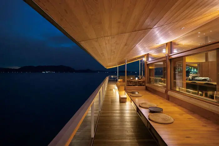 Detalhe do ryokan de luxo dentro de navio Guntu