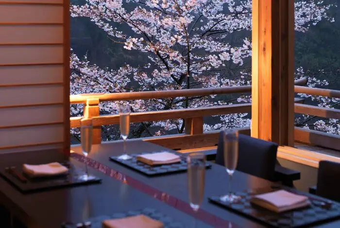 Propriedade tem sakuras plantadas em Hoshinoya um ryokan de Kyoto