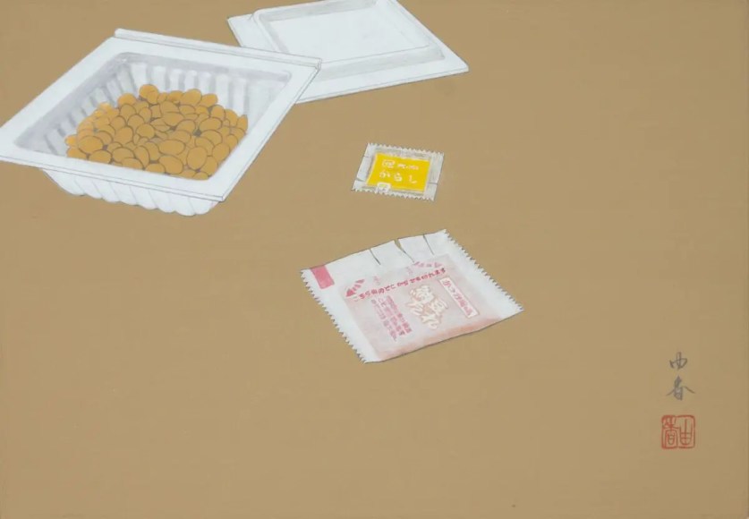 Imagem de natto com embalagem de tempero com várias tentativas em ser aberto