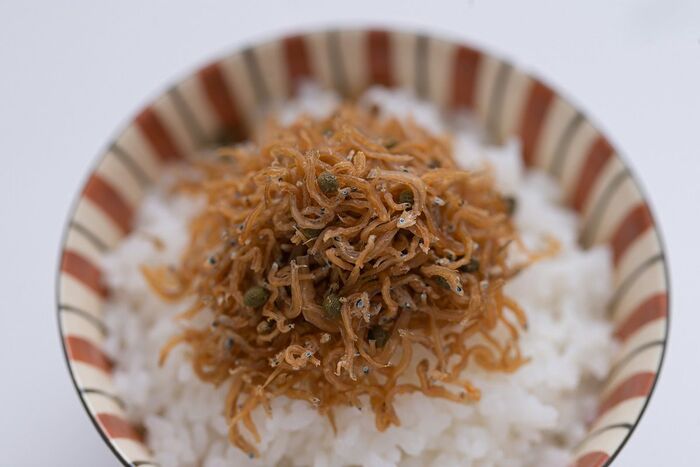 Comida de Kyoto indicado por locais. Chirimen Sancho peixe temperado