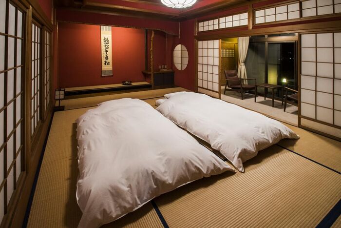 Futon é cama japonesa colocada sobre tatami e sem suporte