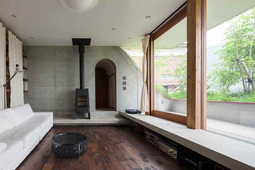 Grandes janelas dão uma vista ampla da cidade e do jardim