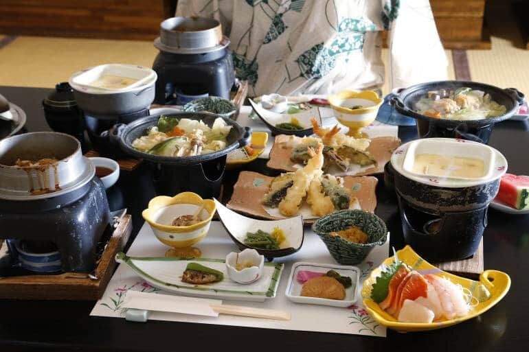Culinária japonesa Kaiseki é a tradicional servida em Ryokan se caracteriza por múltiplos pratos