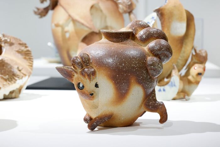 Peça em cerâmica feita em forno com técnica tradicional japonesa de arte com Pokémon de Keiko Masumoto