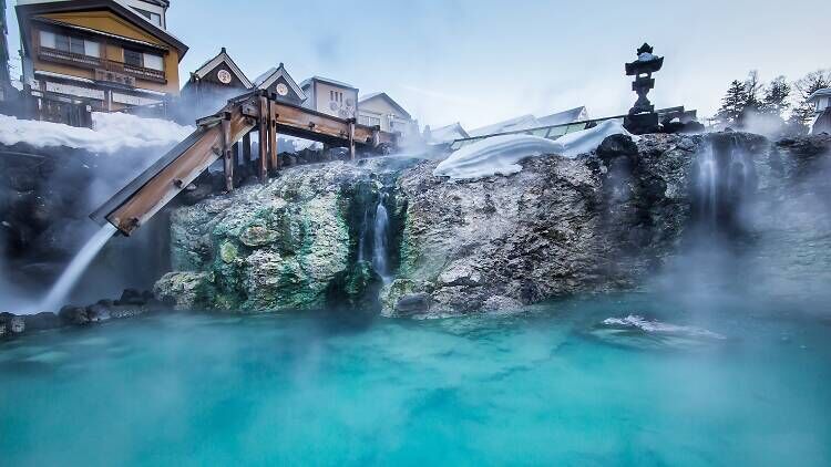 Onsen no Japão é fonte de água termal relaxante e uma das experiências incríveis. Veja como aproveitar se tem tatuagem grande ou pequena