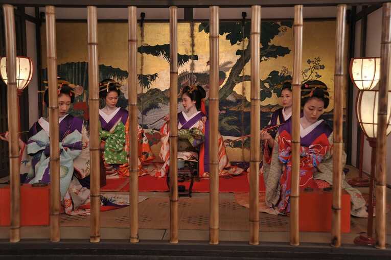 Harimise (張見世), treliça onde ficavam as cortesãs de baixo nível e que se extendiam por toda a rua principal dos distritos da luz vermelha