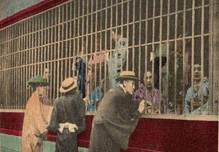 Para além da exposição nos Harimise ao longo dos distritos da luz vermelha, muitas cortesãs sofriam abusos e violência física dos proprietários, por vezes dos clientes, além da sujeição a doenças sexualmente transmissíveis que usualmente levavam a morte precoce de muitas cortesãs