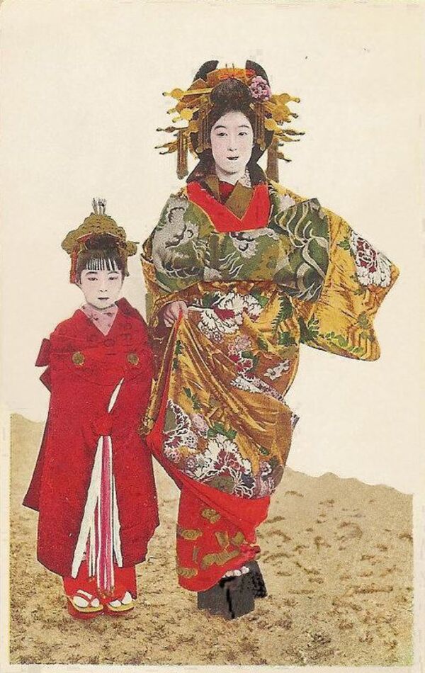 As Kamuro, aprendizes e potenciais cortesãs de alto padrão (Oiran/Tayū), afinal, cortesãs de alto padrão são treinadas desde muito cedo para dominar todas as artes e habilidades necessárias para a posição, e que viviam e sobreviviam sob total responsabilidade de suas "irmãs mais velhas", de vestimenta a alimentação, se a "irmã mais velha" fosse negligente, a Kamuro sofria todas as consequências