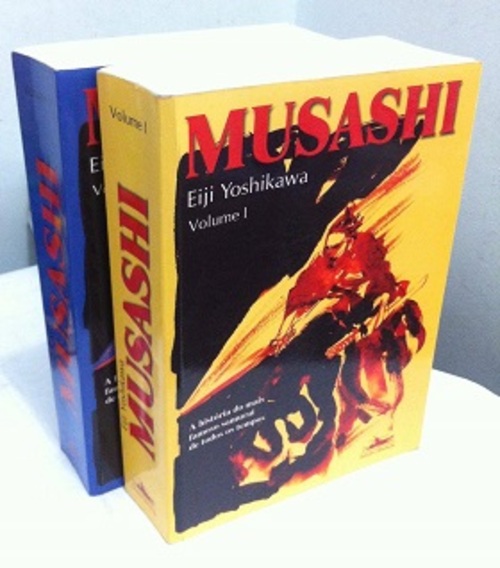Edição da obra Musashi de Eiji Yoshikawa de dois volumes, uma obra fácil de ser encontrada em sebos, livrarias e na internet