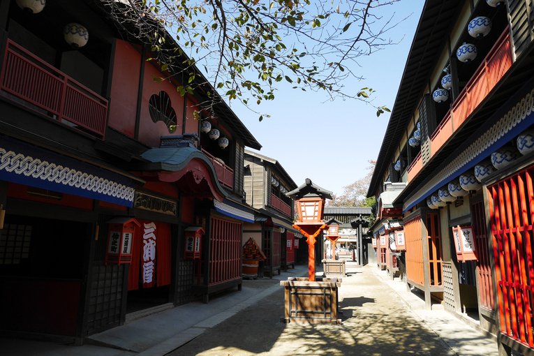 Nos estabelecimentos dos distritos da luz vermelha, o primeiro andar era dedicado ao Harimise onde ficavam as cortesãs de baixo nível, e o segundo andar era onde ficavam os quartos/apartamentos de cortesãs de alto nível, além de salas onde eram servido comida, bebida, além do entretenimento que as cortesãs eram treinadas para oferecer aos clientes. Embora não seja ético nem possível romantizar ou glamourizar os Yūkaku. Por outro lado, tampoucou faz sentido julgar a ética do século XVI com os olhos do século XXI