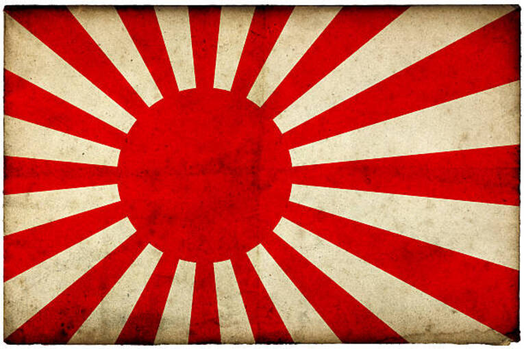 A controversa bandeira do Imério do Sol Nascente nunca foi uma bandeira nacional, era a bandeira das forças armadas imperiais. Atualmente é uma das bandeiras das Forças Navais de Autodefesa do Japão