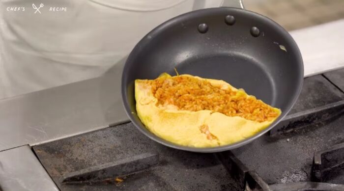Fechando laterais do omurice (omelete japonesa) para virar no prato