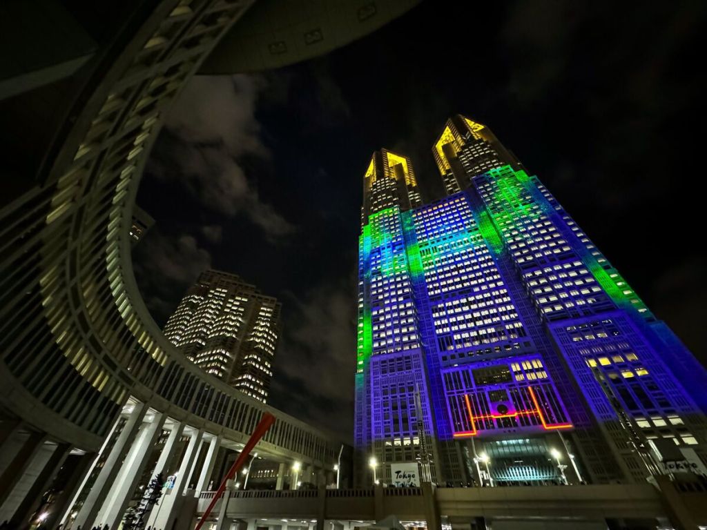 Prédio governamental de Tokyo é plano de fundo para projeções usando luzes para shows