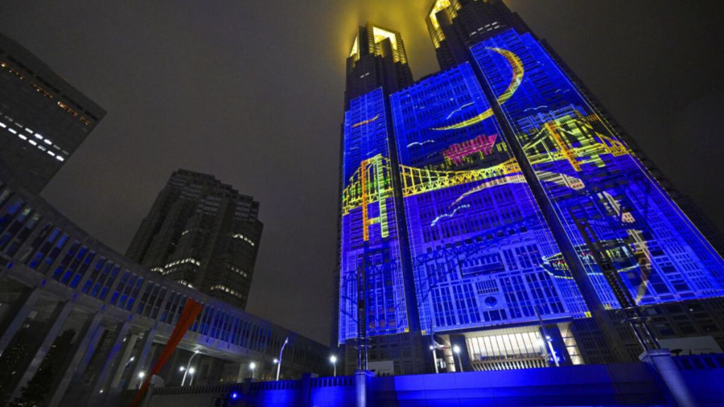 Projeção em prédio de Tokyo que é a maior do mundo é atração turística permanente